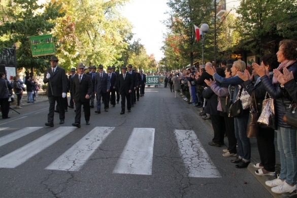Alpini a Salsomaggiore: Il pubblico accoglie gli alpini lungo il percorso della sfilata